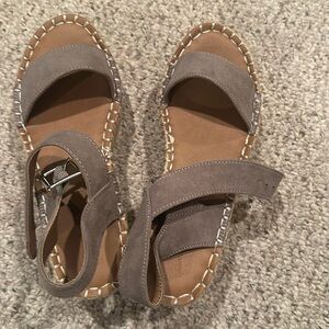 Super cute wedge heals barely worn!